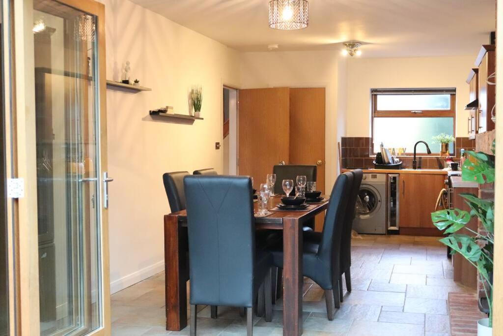 Cosy 3 Bedroom 2 Bathroom House With Parking Sheldon  Eksteriør billede