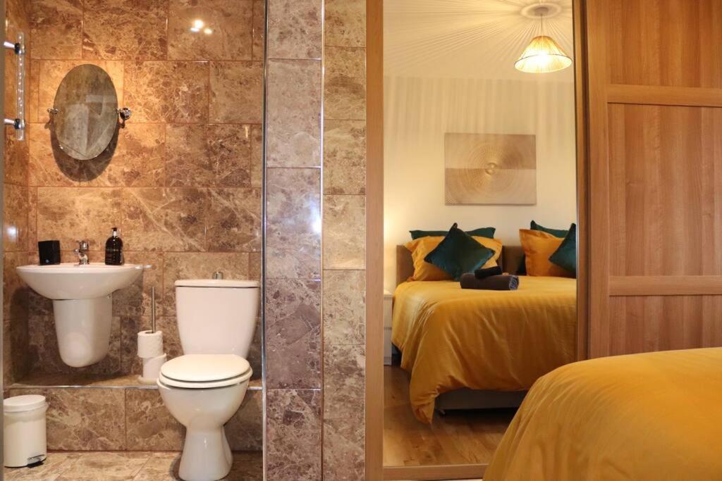 Cosy 3 Bedroom 2 Bathroom House With Parking Sheldon  Eksteriør billede